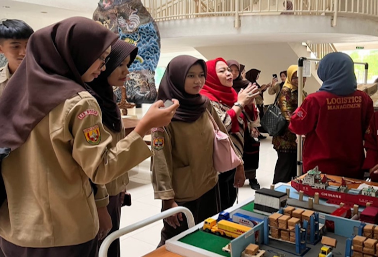 Kunjungan Campus Tour SMAN 2 Gunung Putri ke Kampus Politeknik Kelapa Sawit CWE